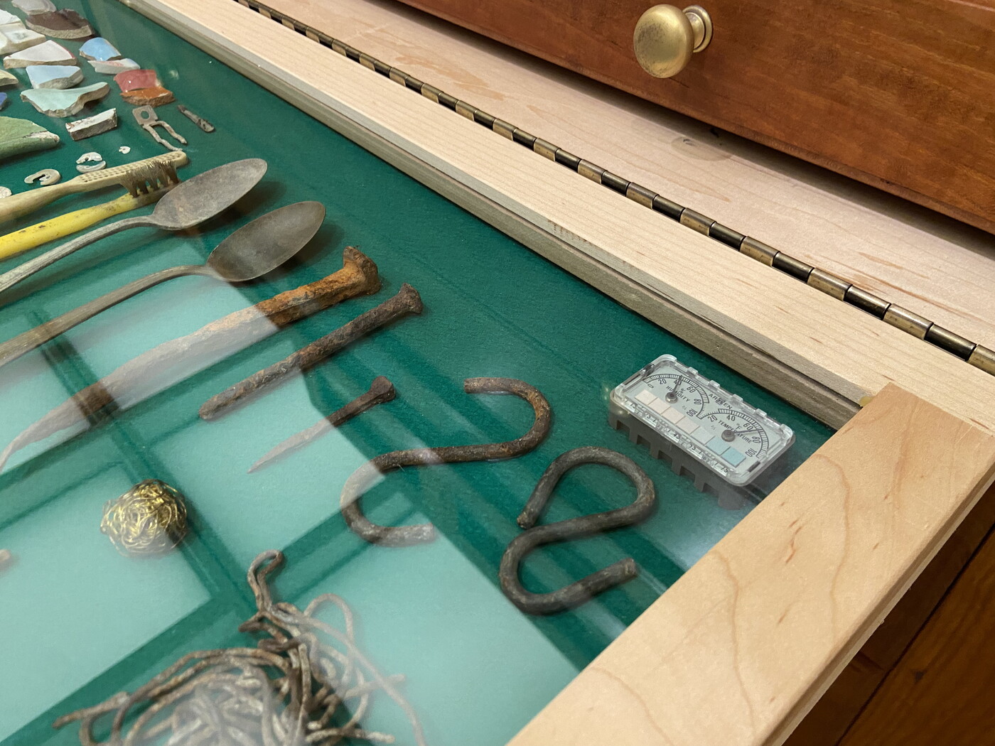A close-up of a corner of the drawer showing the placement of the gauge that records temperature and humidity.