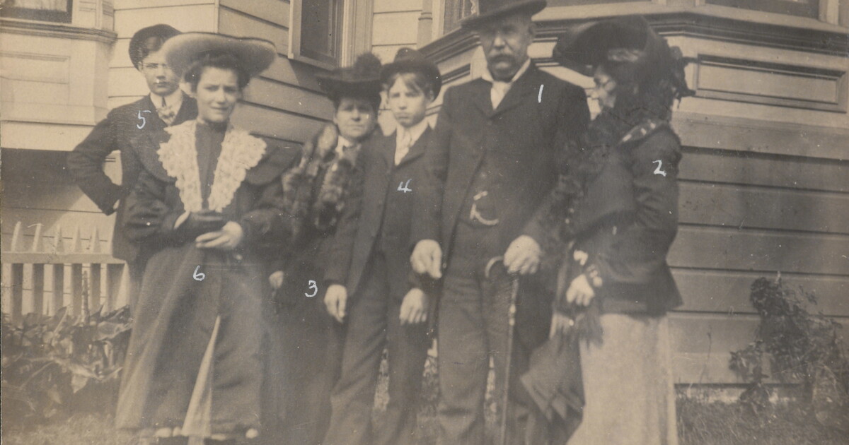[Portrait of Richards Family with Mrs. H.L. Freeman] | Amon Carter ...
